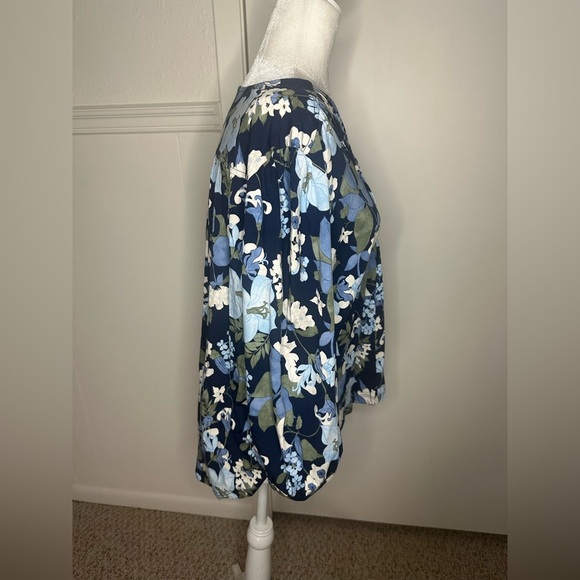 Lands' End Blue Floral Relaxed Blouse size L/P - Picture 4 of 9